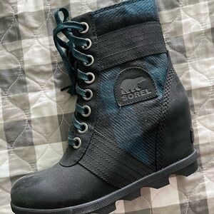 Sorel Women's Black and Teal Lace Up Boots